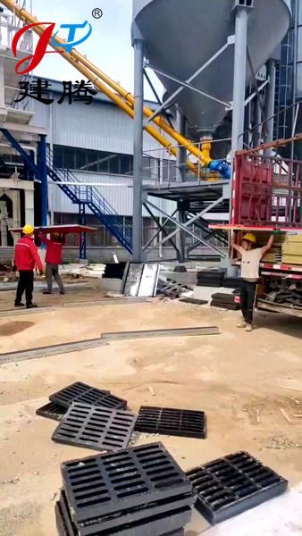发往陕西商洛工地50mm岩棉墙板和50mm岩棉顶板卸货中